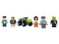 Vijf LEGO minifiguren en een blauw en geel LEGO voertuig op een witte achtergrond.
