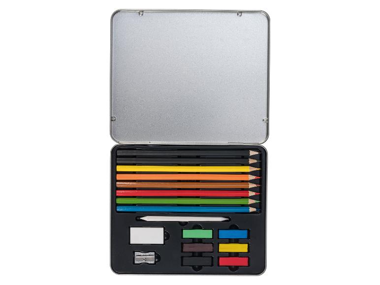 Open metalen doos met kleurpotloden, pastels, gum en puntenslijper.