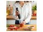 Femme utilisant un mixeur plongeant pour préparer une soupe de tomates.