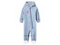 Lichtblauwe kinderregenoverall met roze hartje en reflecterende details.