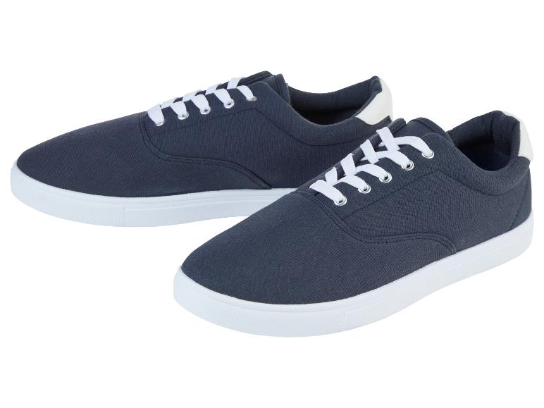 Deux paires de baskets en toile bleu marine à lacets blancs.