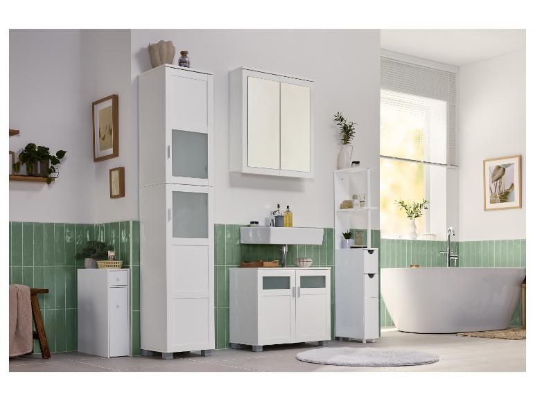 Moderne badkamer met wit meubilair, een vrijstaand bad en groene tegels.