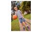 Jongen in grijs T-shirt, spijkerbroek en sneakers met een basketbal op een pad.
