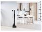 Aspirateur balai sans fil SilverCrest en charge dans une cuisine moderne.