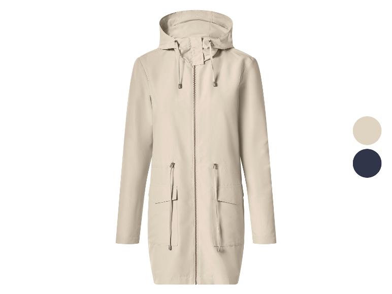 Lange beige regenjas met capuchon en rits, getoond met kleurstalen in beige en donkerblauw.
