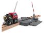 Houten speelgoedtrein met spoorwegovergang en rails.
