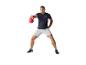 Man die oefeningen doet met een rode kettlebell en sportkleding draagt.