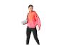Vrouw in leggings en roze jas met een yogamat.
