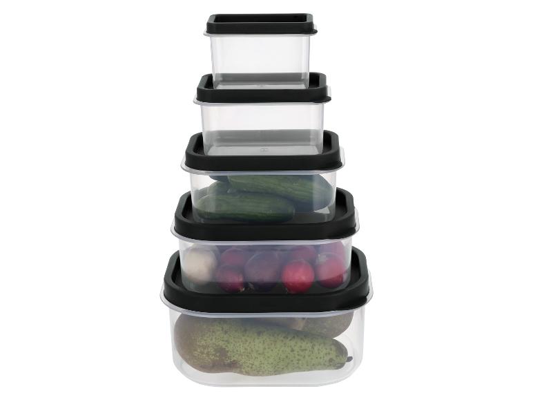 Transparante stapelbare voedselcontainers met zwarte deksels, met komkommers, pruimen en peren.