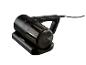 Aspirateur à main noir avec bac à poussière transparent, sur une base de chargement.