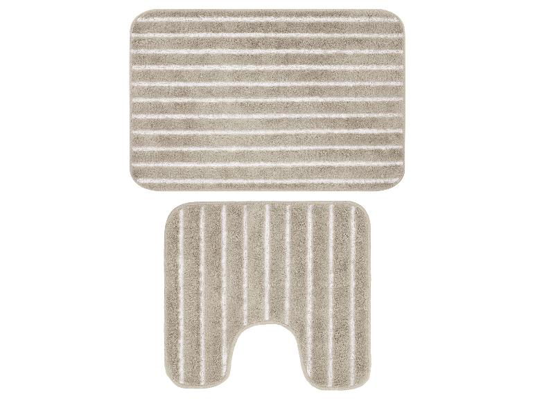 Beige badmatset met witte strepen, één rechthoekig en één met uitsparing voor het toilet.