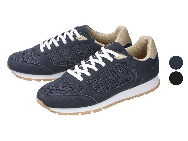 Paar marineblauwe en beige sneakers met witte veters, getoond met kleurstalen.