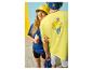 Deux personnes avec des bobs jaunes et bleus et des t-shirts, une fille avec une glace.