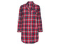Une chemise de nuit à carreaux rouge, blanc et bleu.