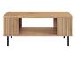 Moderne salontafel van licht hout met plank.