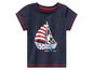 Un t-shirt bleu marine avec un motif de voilier et de mouette.