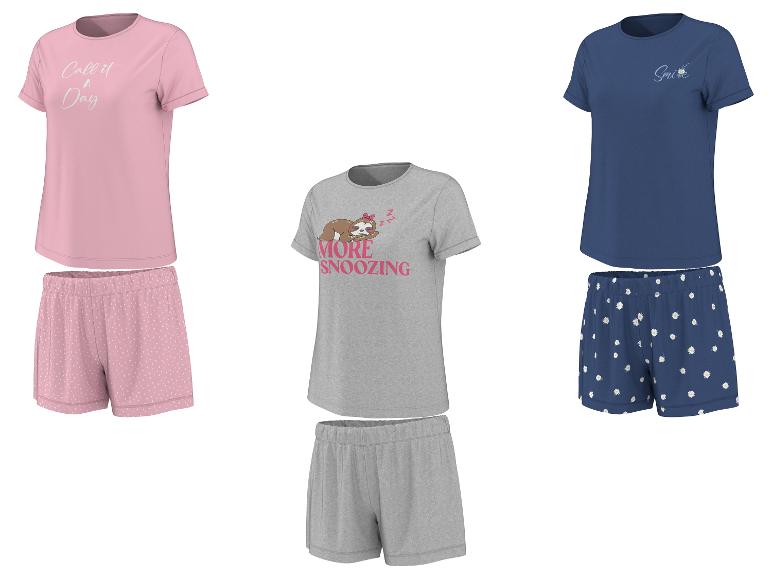 Drie damespyjamasets: roze met 'Call it a Day', grijs met een luiaard en marineblauw met madeliefjes.