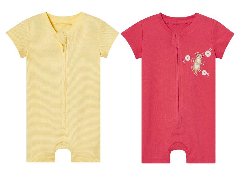 Deux pyjamas bébé zippés : un rayé jaune et un rose avec un loutre.