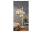 Un lampadaire blanc avec trois lampes dans un salon.