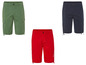 Drie korte broeken met zakken: groen, rood met marine-print en donkerblauw.