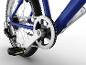 Close-up van een blauwe fiets, gericht op de ketting, pedalen en het achterwiel.