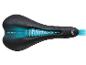 Selle de vélo noire avec découpe centrale et inserts bleus lumineux, avec texte 