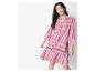 Roze jurk met rode geometrische print.