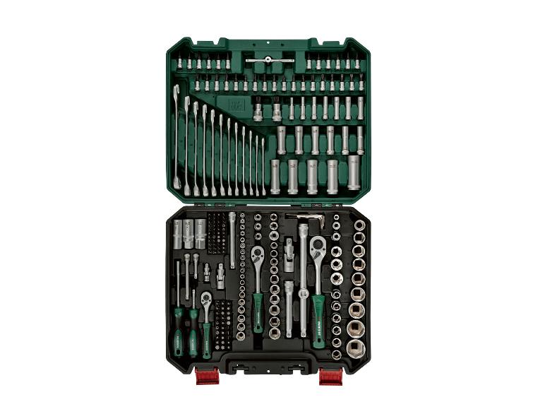 Ensemble d'outils dans une mallette verte, comprenant clés, douilles et embouts.