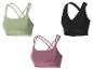 Trois soutiens-gorge de sport en vert, noir et rose, avec différents styles de bretelles et d'encolures.
