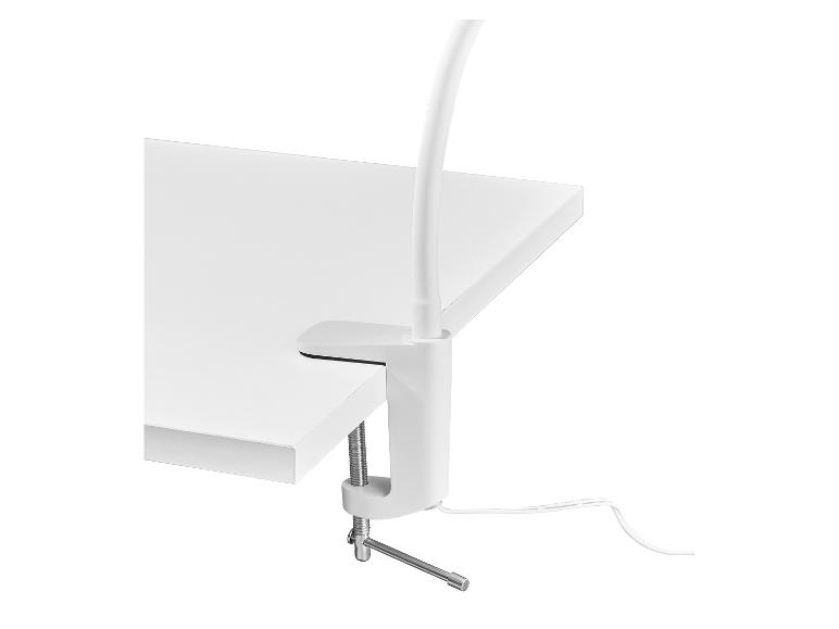 Witte klemlamp bevestigd aan een witte tafel
