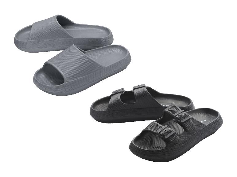 Deux paires de claquettes en mousse grises et noires, à une et deux brides.
