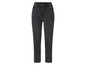 Een paar zwarte jeans voor dames.