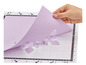Papier violet avec des flocons de neige découpés sur un tapis de découpe