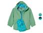 Une veste verte à capuche et un sac bleu, de la marque Outdoor Fun.