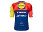 Maillot de cyclisme rouge, jaune et bleu avec un logo de supermarché.
