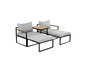 Un canapé de salon gris avec un pouf assorti et une petite table en bois.