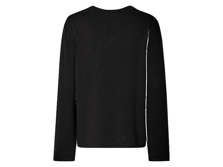 Pull noir à manches longues.
