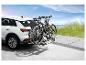 Twee mountainbikes op een fietsendrager achter een witte SUV.