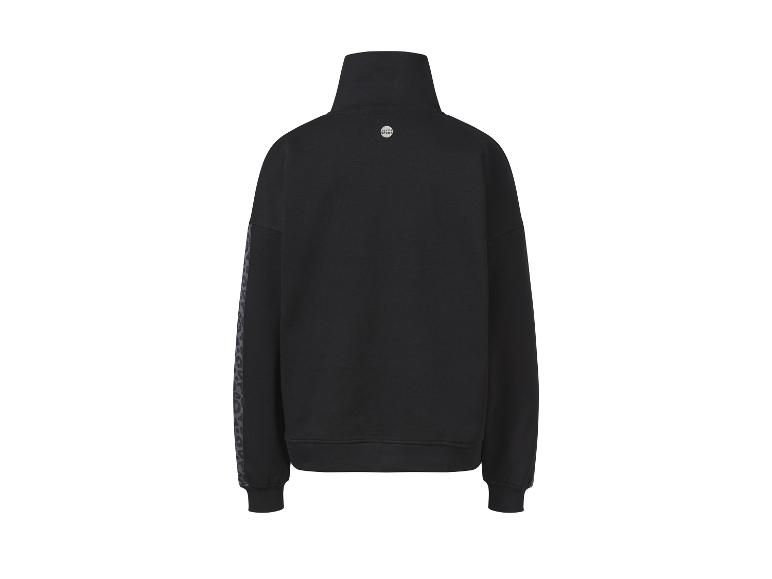 Un sweat-shirt noir Jette Sport avec un motif léopard sur les manches.