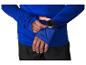 Homme en maillot de sport bleu à manches longues avec une montre connectée noire au poignet.