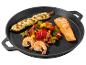 Brochette de poulet grillée, filet de saumon, crevettes et poivrons colorés dans une poêle noire.