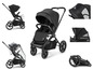 Een zwarte kinderwagen met een regenhoes