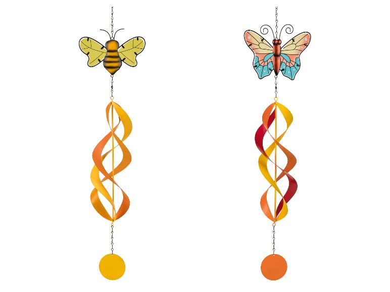 Tuindecoratie met bij en vlinder, met kleurrijke spiralen en hangende schijven.