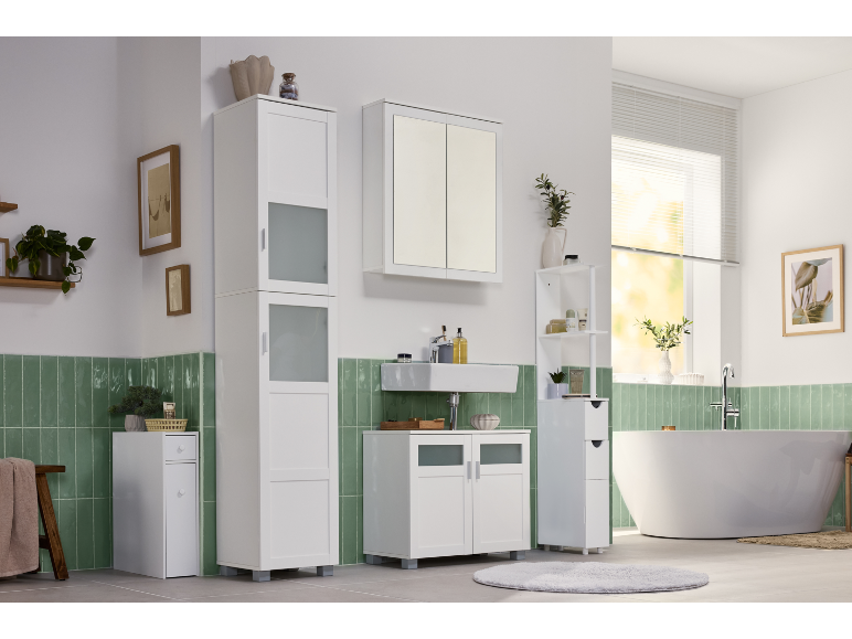 Armoire de salle de bain blanche, meuble sous vasque et colonne dans une salle de bain carrelée de vert.