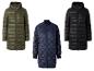 Trois longues vestes matelassées : vert olive, bleu marine et noir.