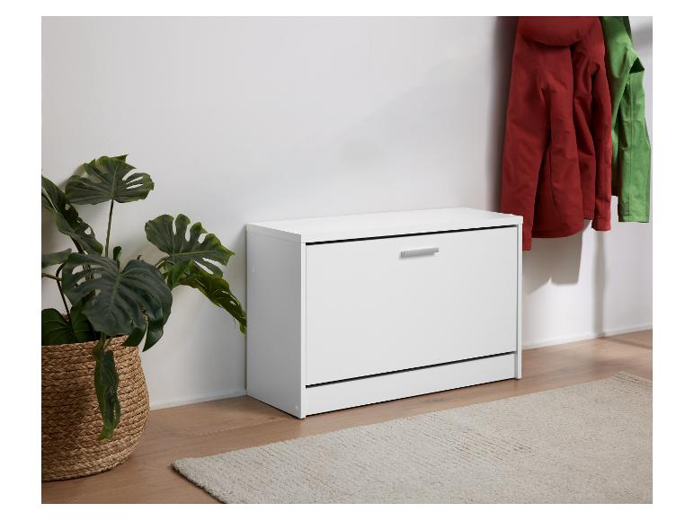 Un meuble à chaussures blanc avec un tiroir et une plante dans un panier