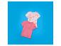 Twee kinder-T-shirts, één roze en één wit met roze bloemen, op een blauwe achtergrond.