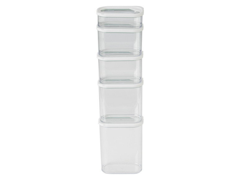 Quatre boîtes de rangement transparentes avec des couvercles blancs, empilées.