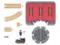 Een houten treinset met rails, een locomotief, een figuur en een draaischijf.