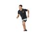 Homme en t-shirt de sport noir et short gris courant sur fond blanc.